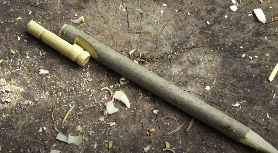 À partir d'une branche de même épaisseur, nous fabriquons une base pour laquelle la guérite s'accrochera