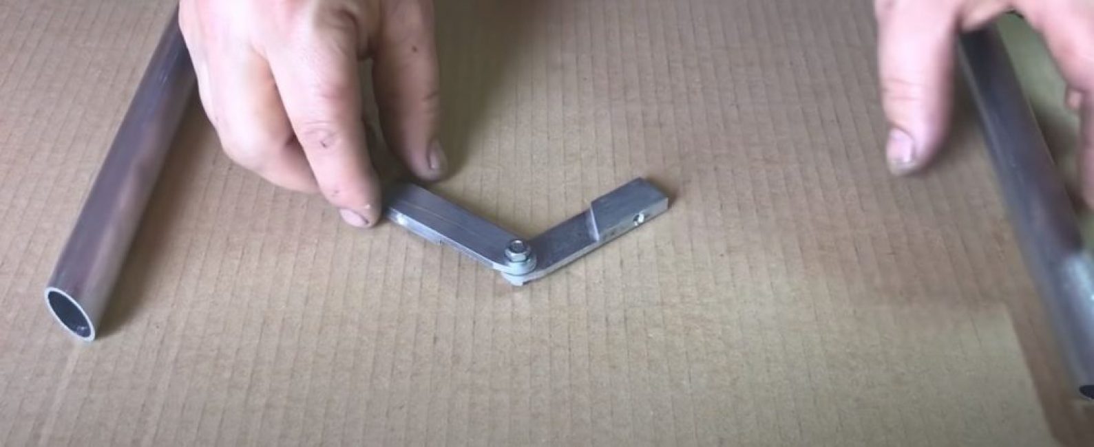 Depuis les côtés extérieurs du coin dans la partie non coupée des plaques, nous forons des trous pour les broches