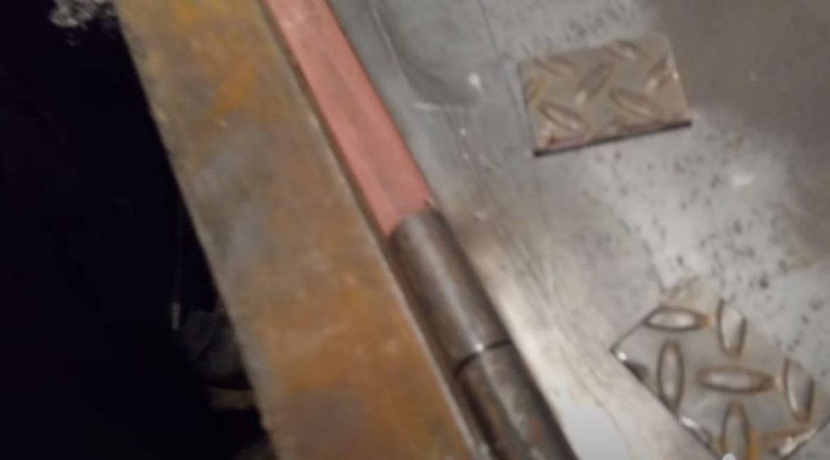 Nous mettons un tuyau profilé sur le cadre de la porte