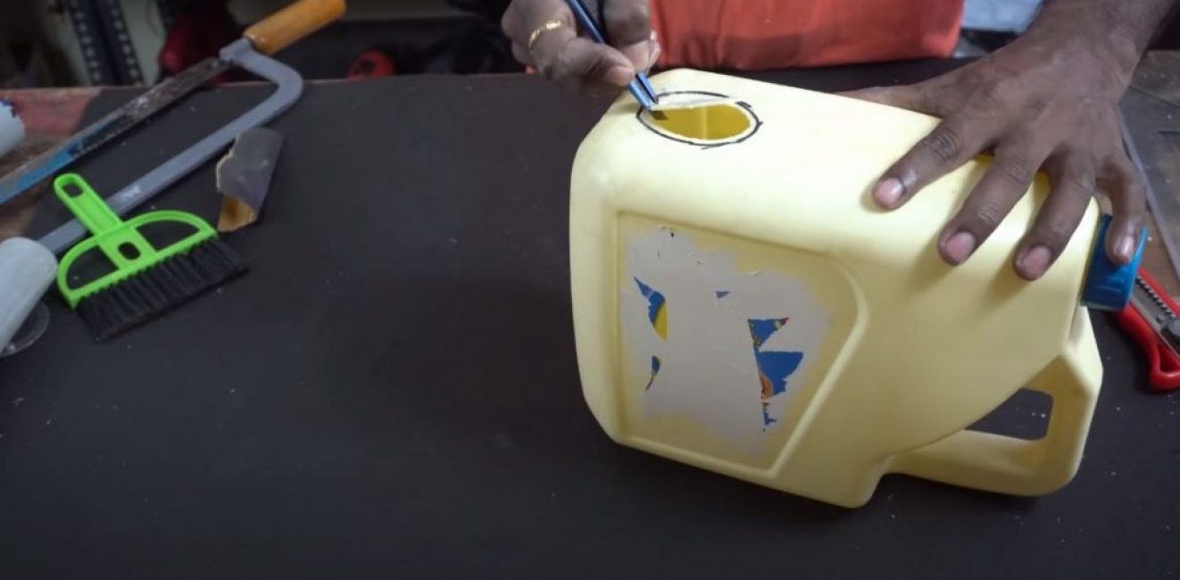 Découpez les trous marqués avec un couteau