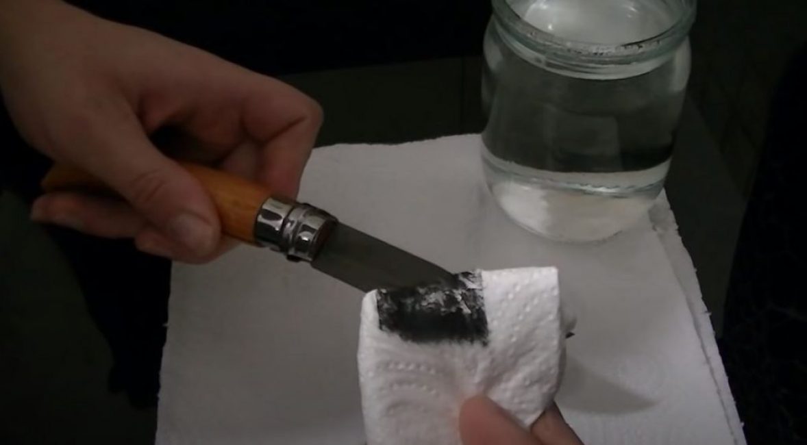 retirez le couteau de la solution et essuyez la lame pour la sécher