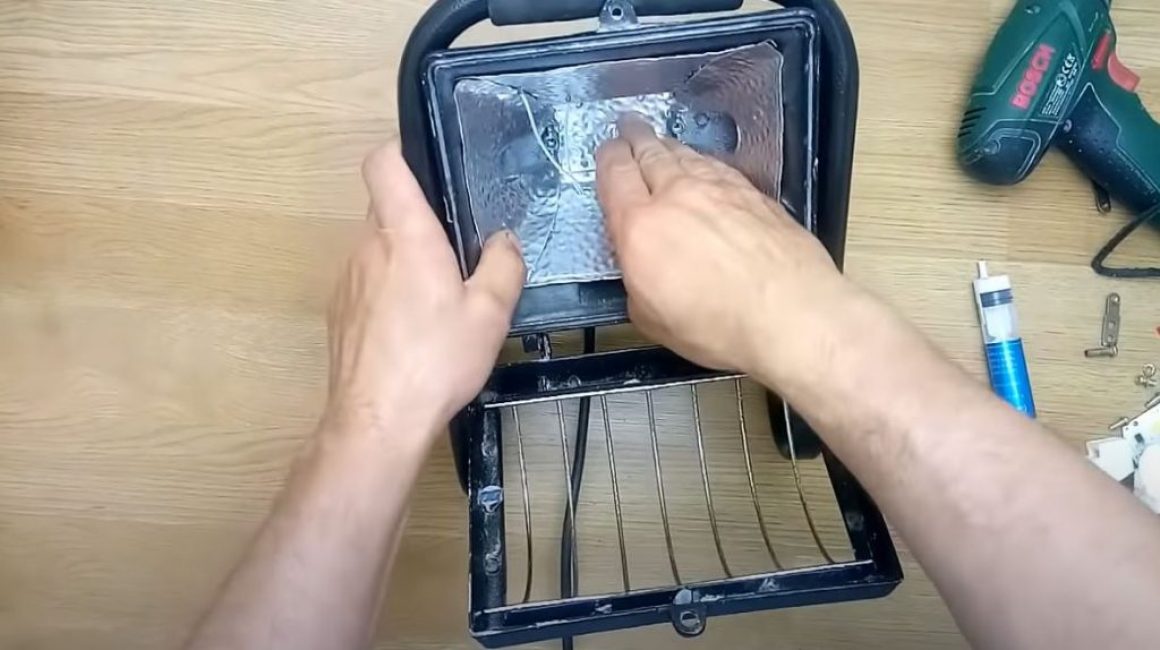 On le place dans le corps du projecteur sur pâte thermique