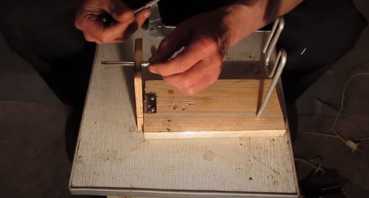 Insérez la poignée dans le trou du montant avant