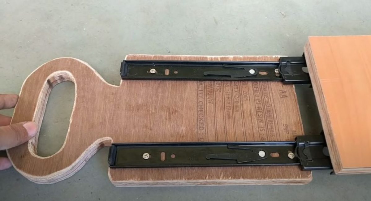 Nous installons des guides sur la partie mobile et la base du chariot