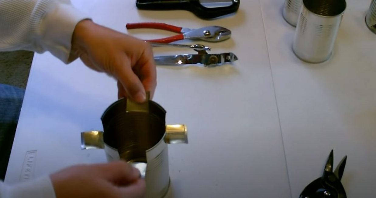 plier les pièces coupées à travers une à un angle de 90 degrés