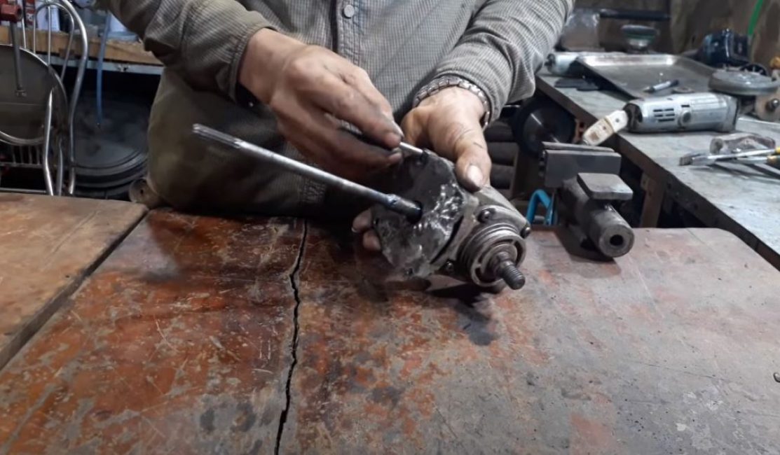 Nous assemblons la boîte de vitesses du broyeur avec un arbre fabriqué