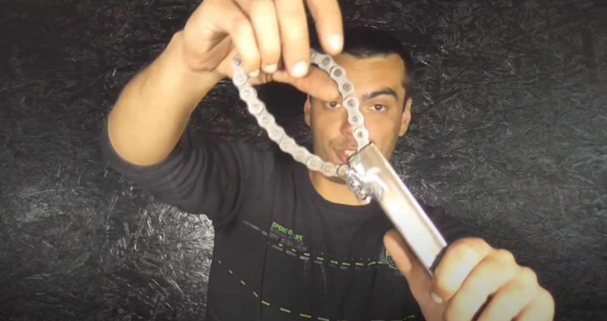 Nous passons la deuxième extrémité de la chaîne à travers le tube profilé