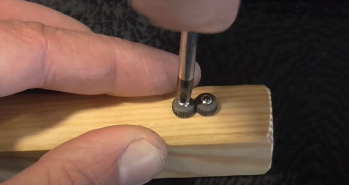 les fixer avec des vis