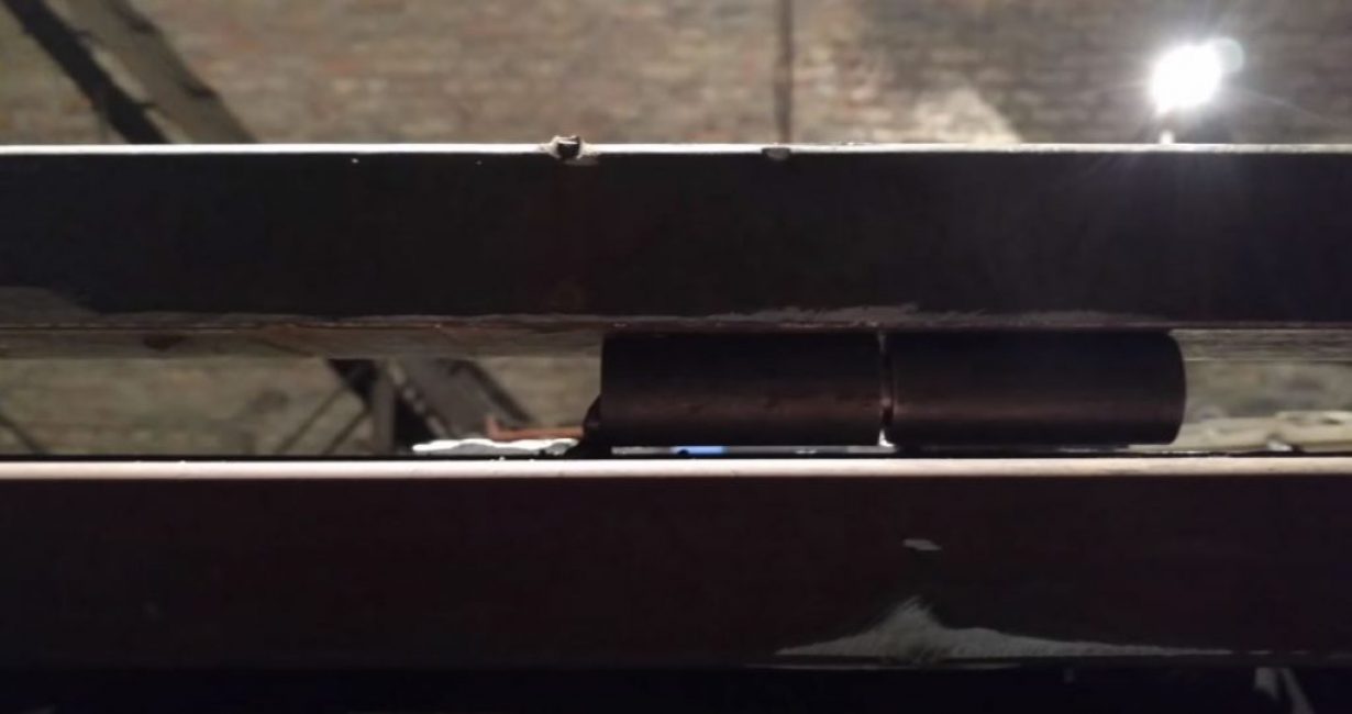 Nous déplaçons le tuyau vers les charnières et les alignons également dans un plan vertical