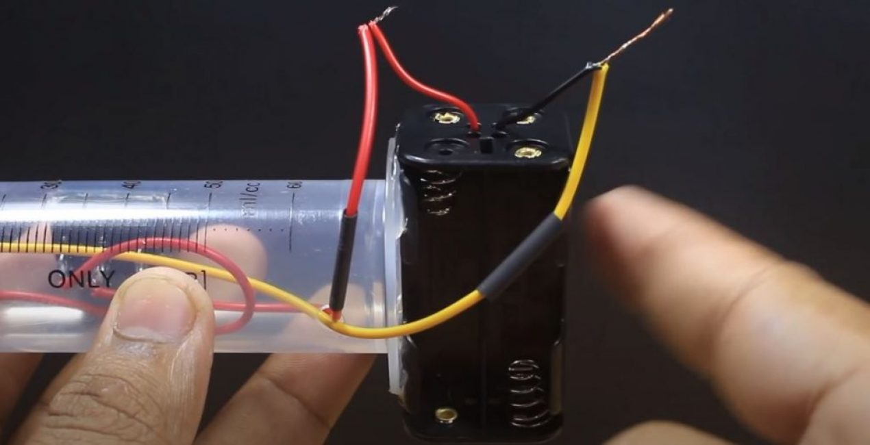 Collez le support de batterie à l'extrémité du boîtier