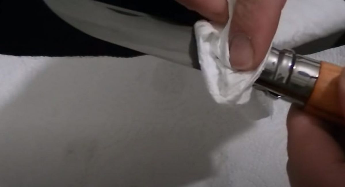 Remettre la lame du couteau dans la solution