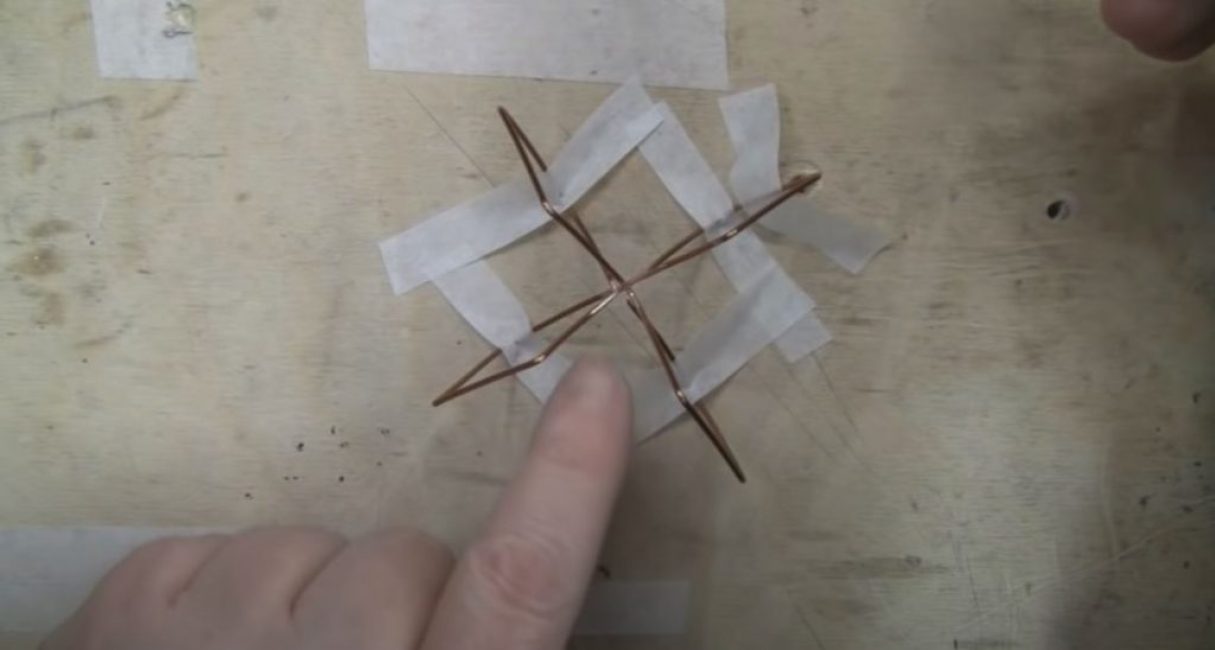 Nous fixons les carrés sur la surface de la table avec du ruban adhésif.