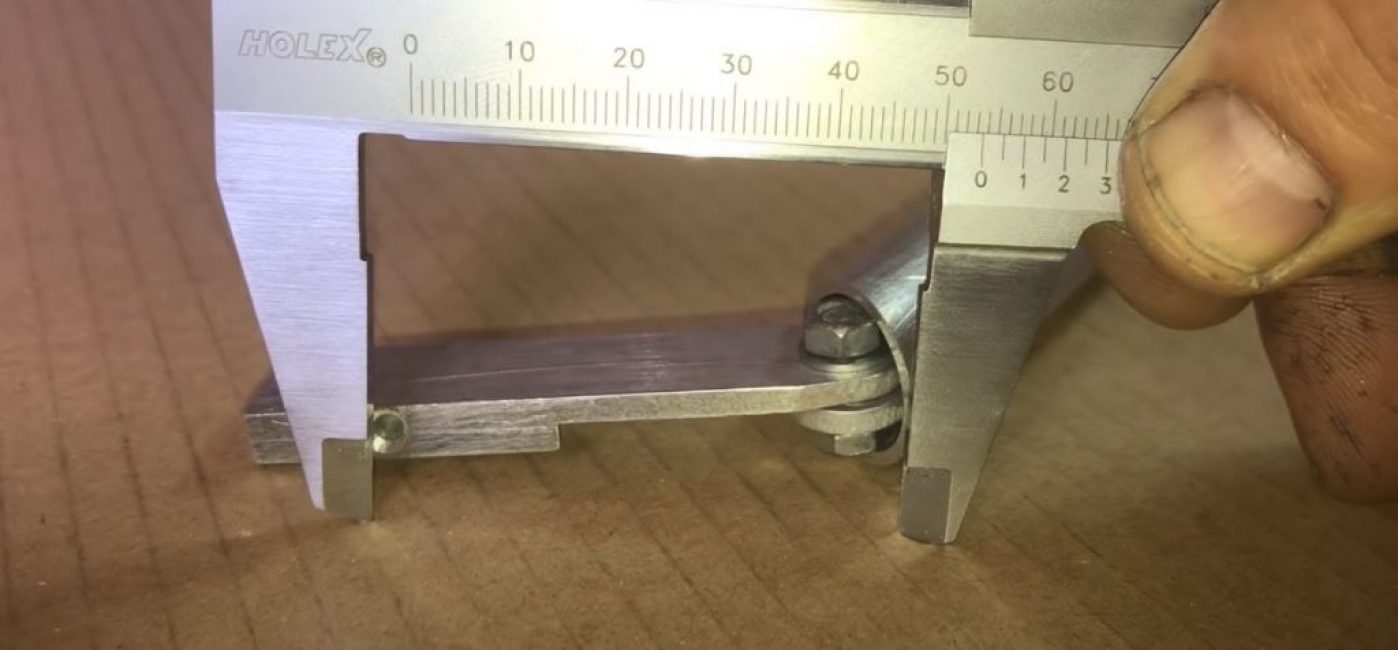 mesurer la distance entre le joint et le trou du rivet