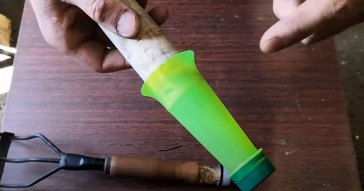 On le met sur le manche d'une pelle