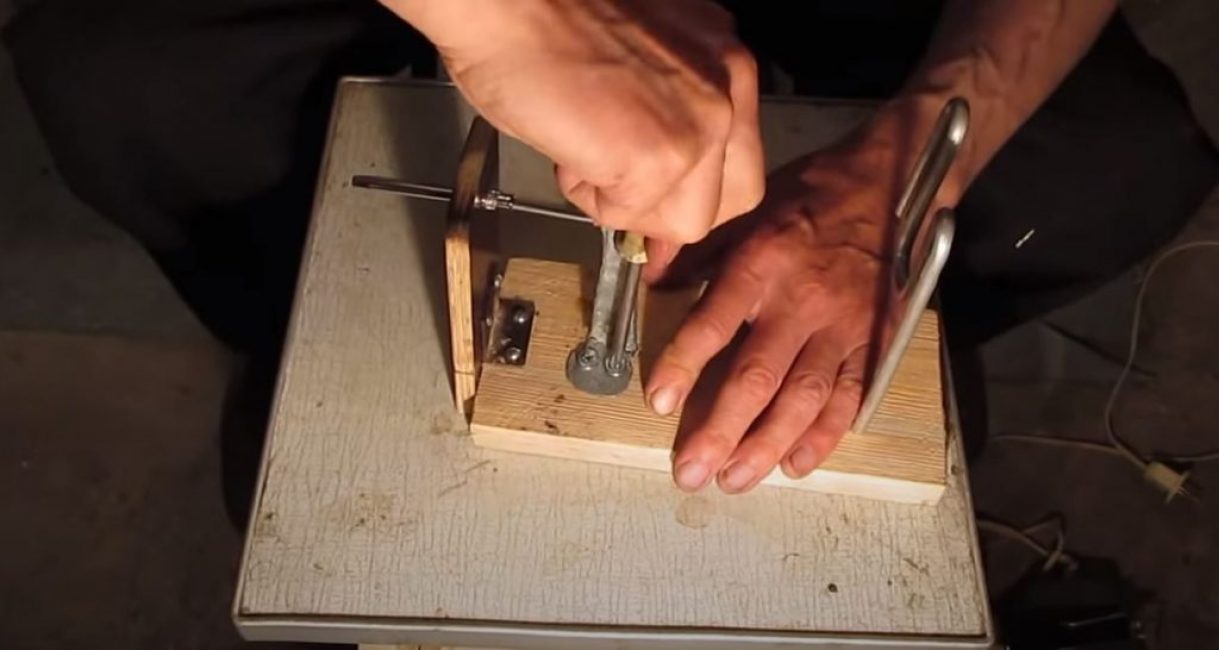 Nous fixons le clou dans un rack d'étain