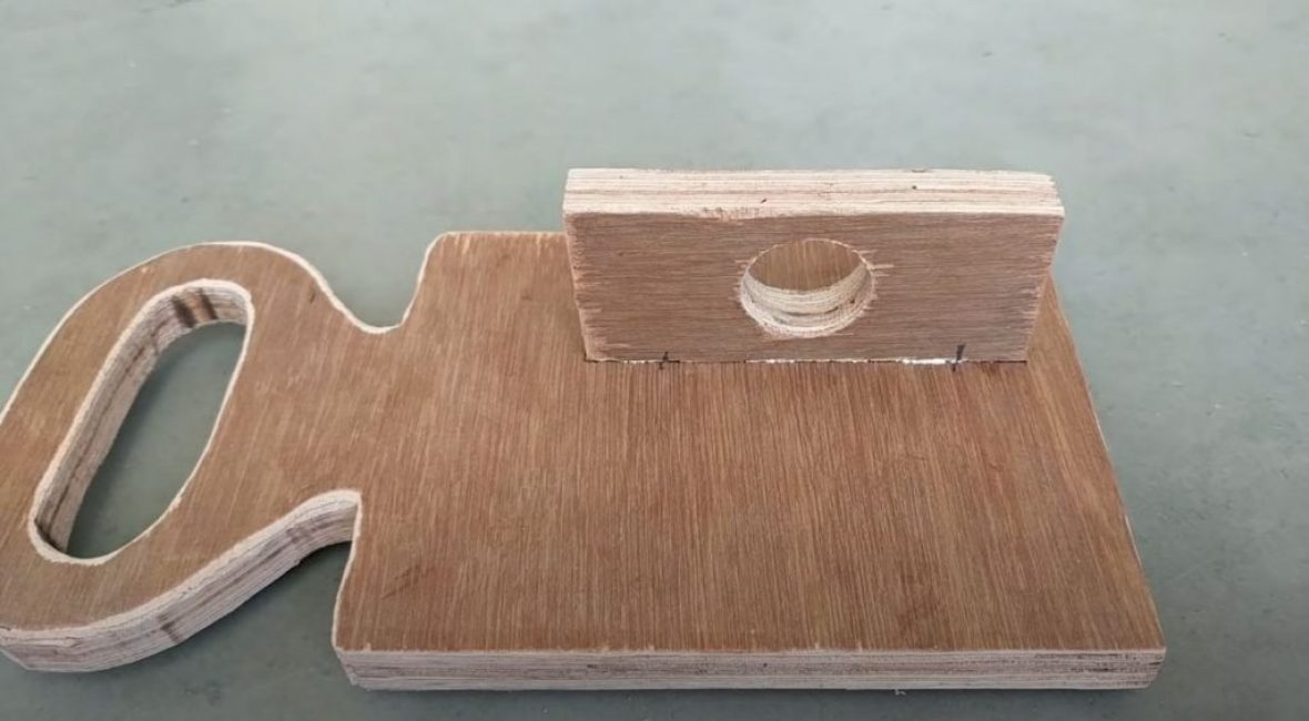 découpez un petit rectangle dans du contreplaqué épais et percez-y un trou pour un mandrin de perceuse