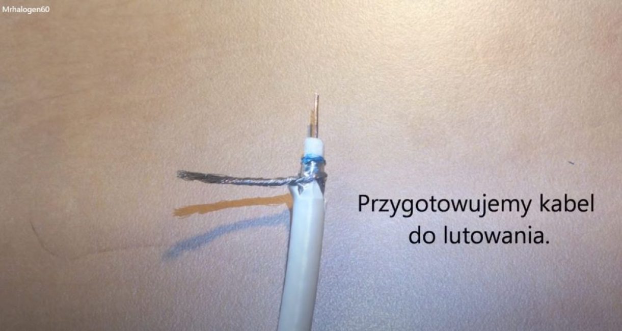 Nous nettoyons et étançons le câble d'antenne