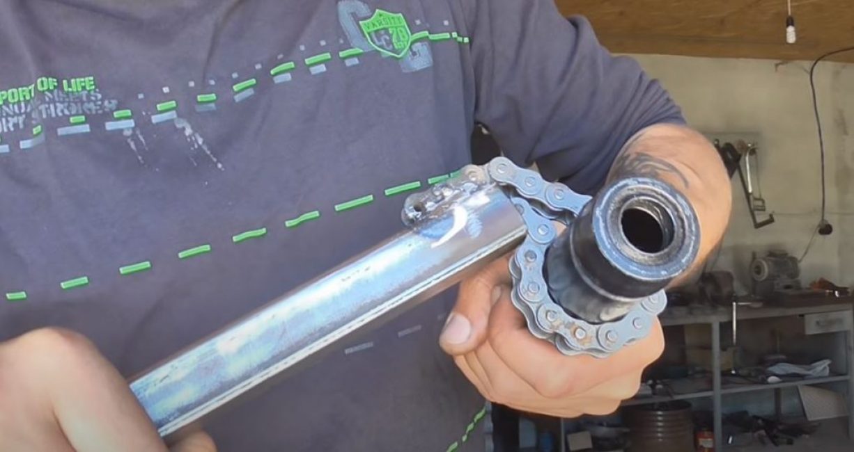 Nous habillons un lasso d'une chaîne sur un tuyau rond