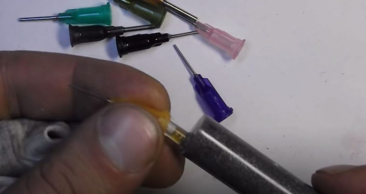 mettre la pâte à souder résultante dans une seringue médicale avec une aiguille épaisse