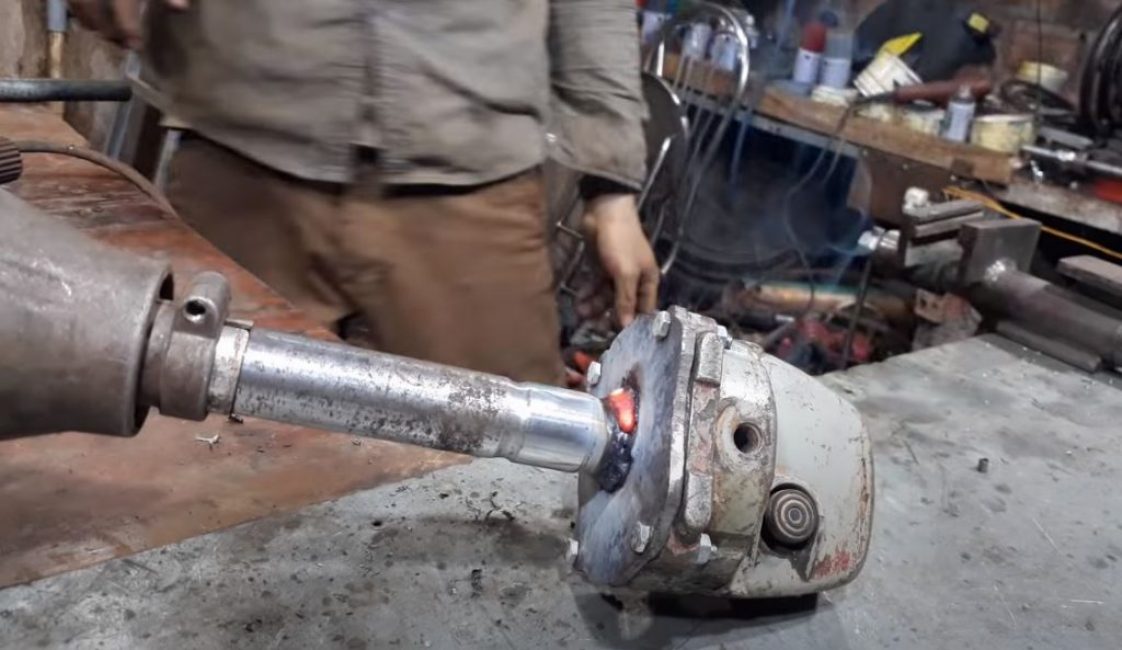 la deuxième extrémité de la tige est soudée au couvercle de la boîte de vitesses du broyeur