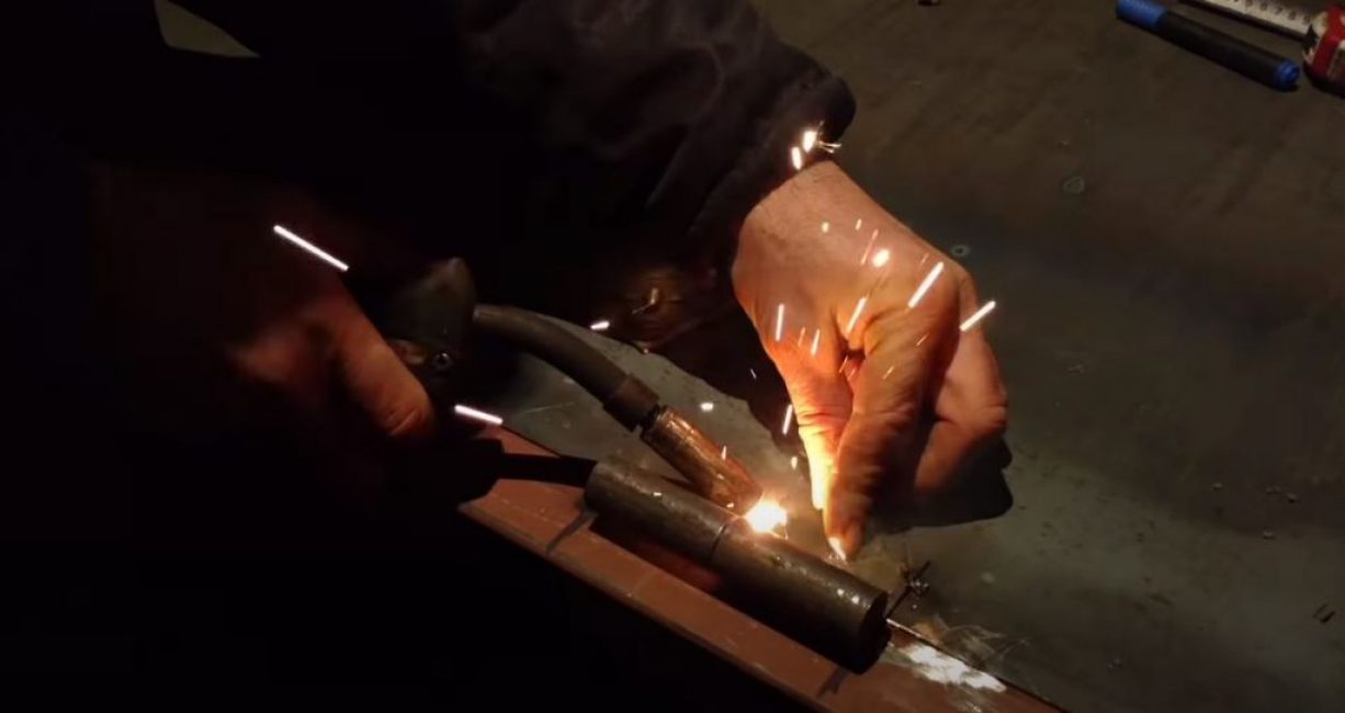 Nous attrapons l'oreille au battant de la porte