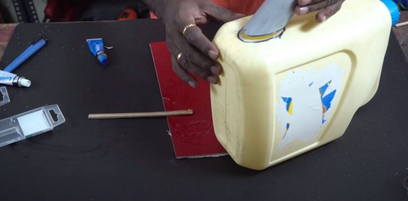 Coller la partie découpée du bec verseur sur le bidon