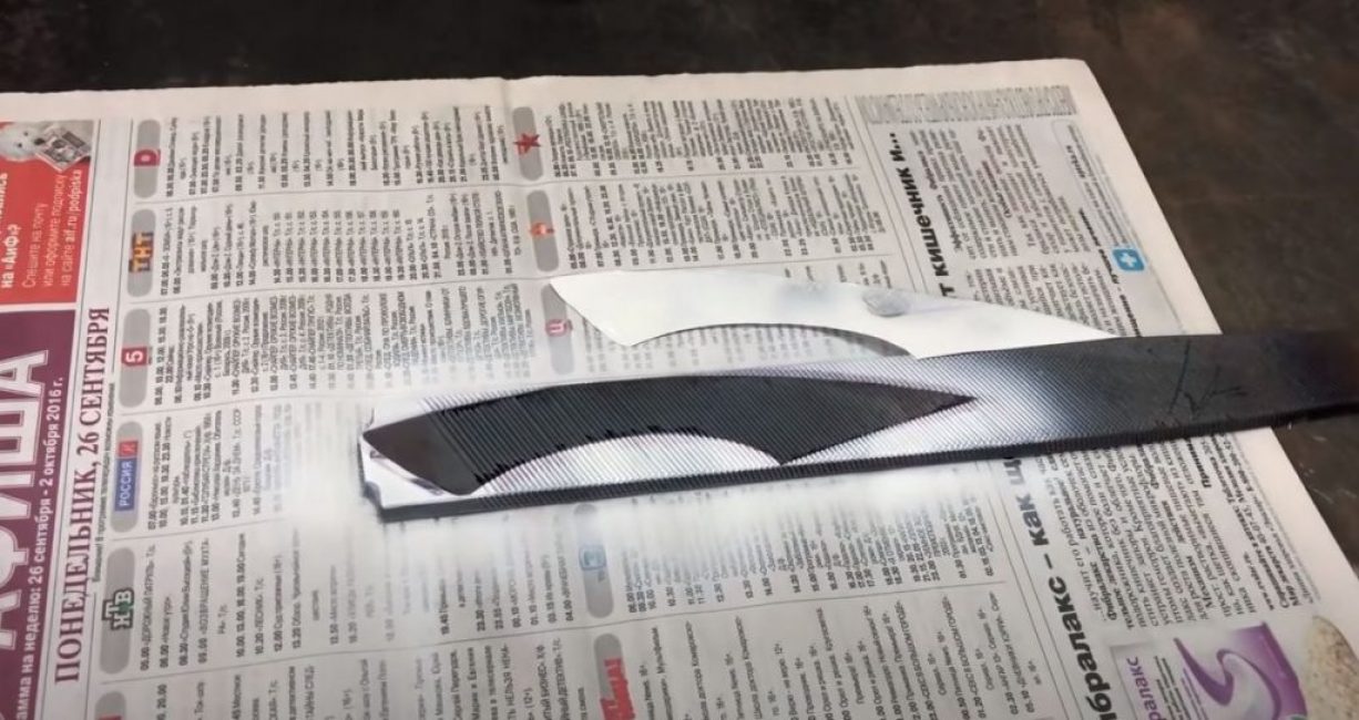 Avec un apprêt acrylique, nous transférons le contour de la fraise à la lime