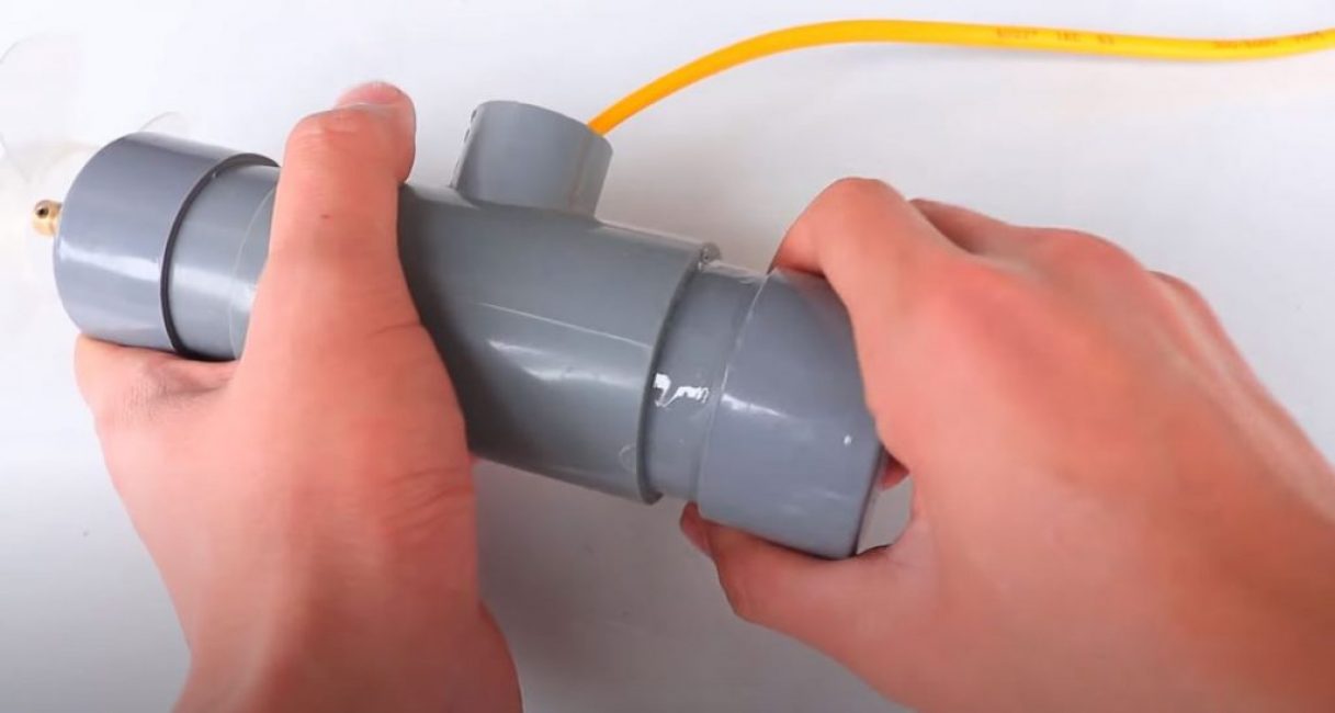 D'autre part, nous collons un morceau de tuyau avec un deuxième bouchon dans le té
