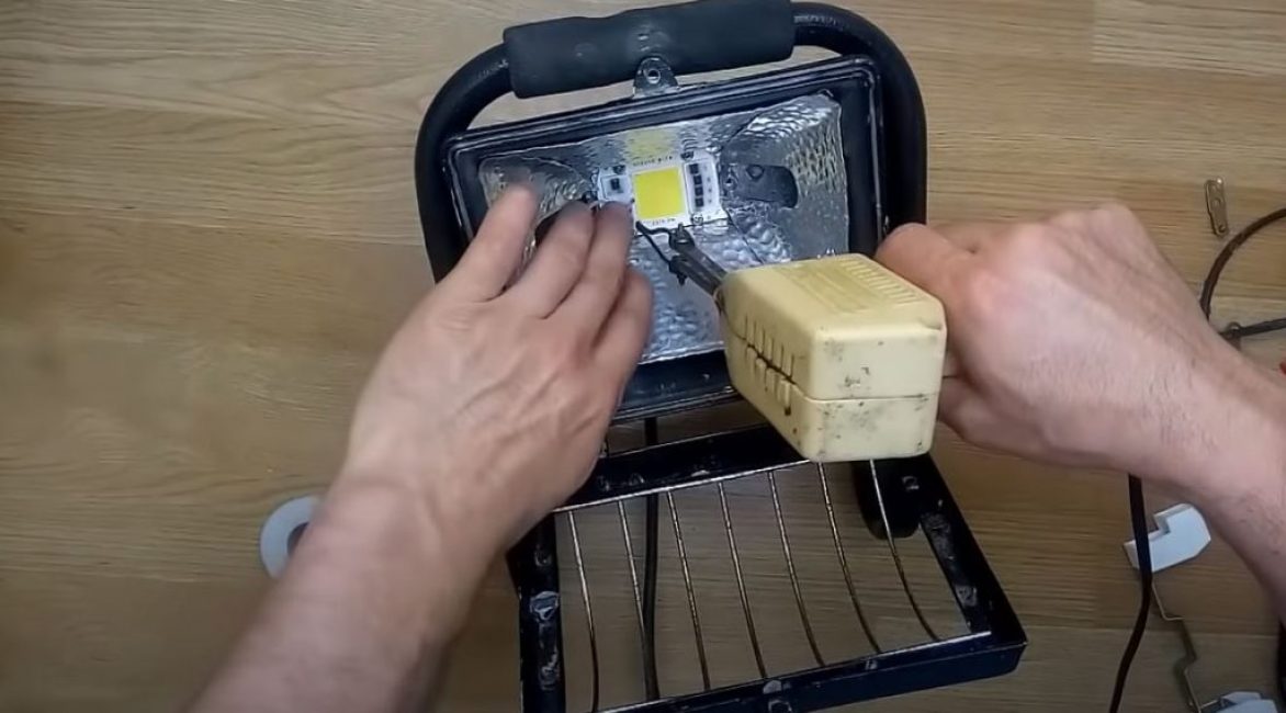 Souder les fils d'alimentation à la matrice