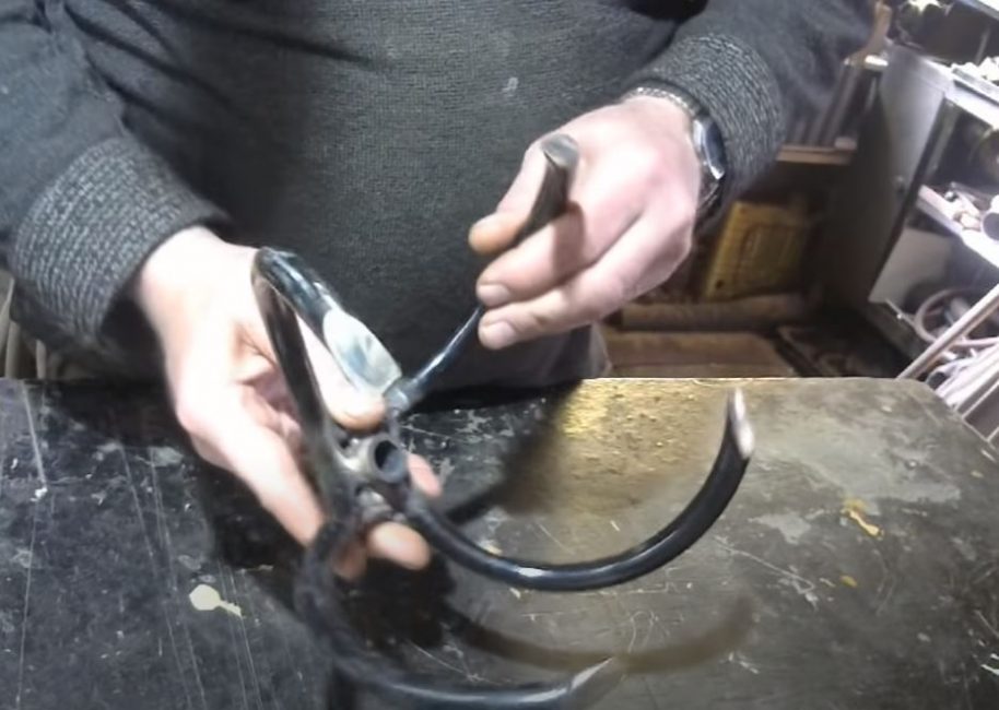 Nous aiguisons les crocs du cultivateur à un angle de 45 degrés