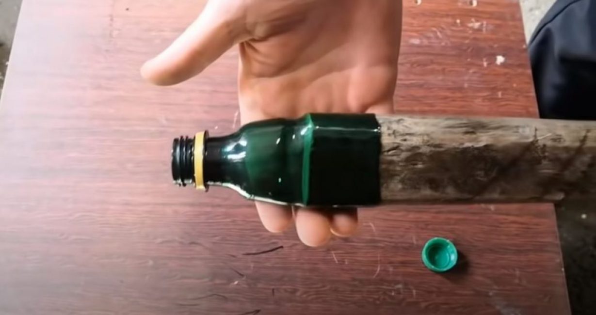 le récipient reposait sur la poignée comme un gant