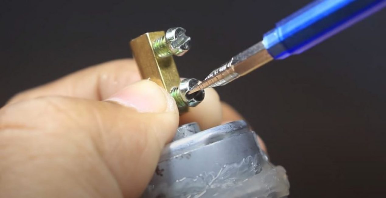 mettre la cosse sur l'arbre du moteur