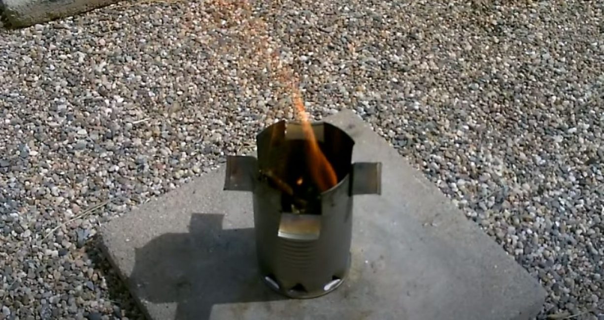 Nous mettons du combustible sur le poêle et faisons un feu