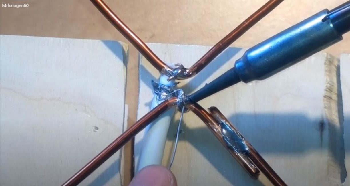 Nous soudons le noyau central au sommet d'un carré et la tresse au sommet du second