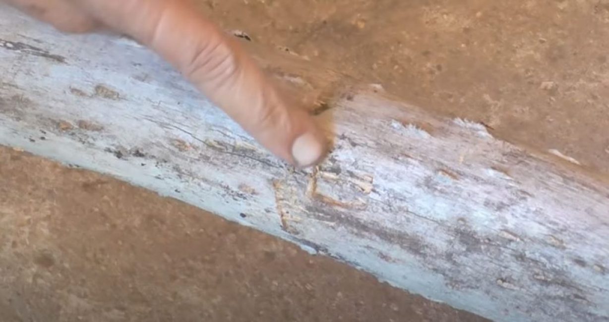 Il s'agit de la profonde entaille laissée par une clé à pipe ordinaire.