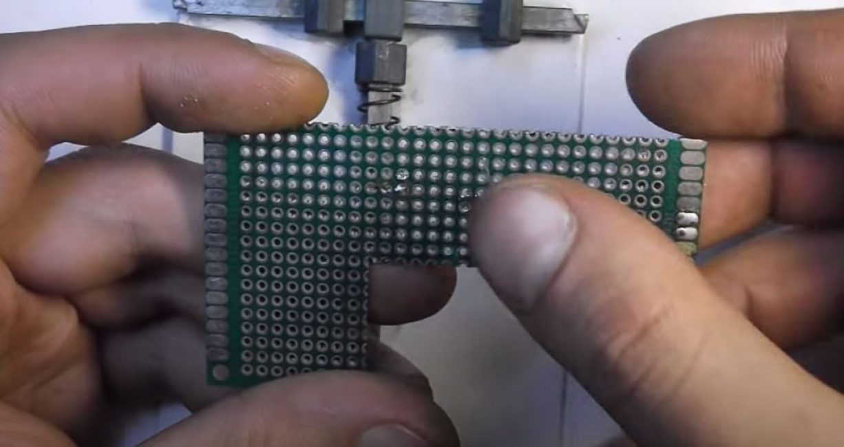 Nous plaçons la résistance sur le circuit imprimé