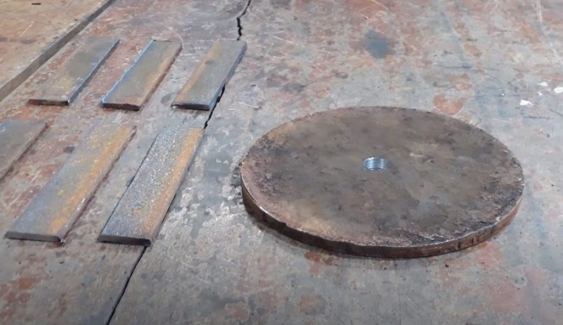 Dans du métal épais, nous découpons un disque pour un couteau et six extrémités rectangulaires