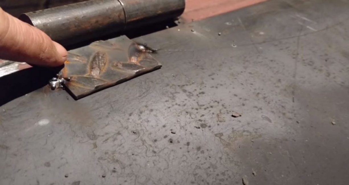 Nous commençons le soudage des charnières en soudant l'œillet à la charnière et au vantail de la porte avec une couture continue