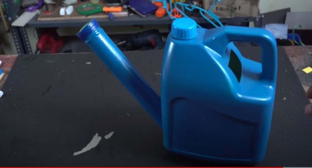 peindre l'arrosoir avec de la peinture en aérosol.