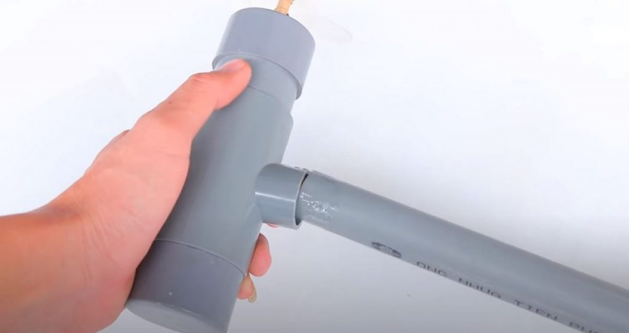 Collez un tuyau d'un demi-pouce dans la branche du té