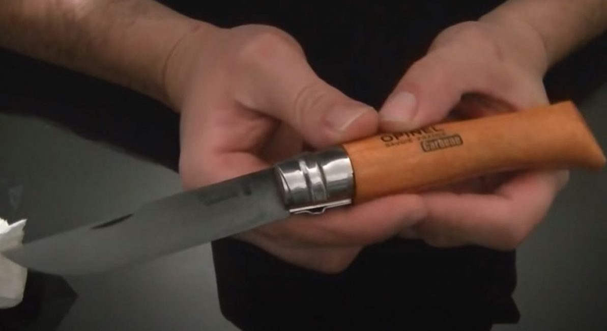 Après séchage complet, la lame du couteau ressemble à ceci