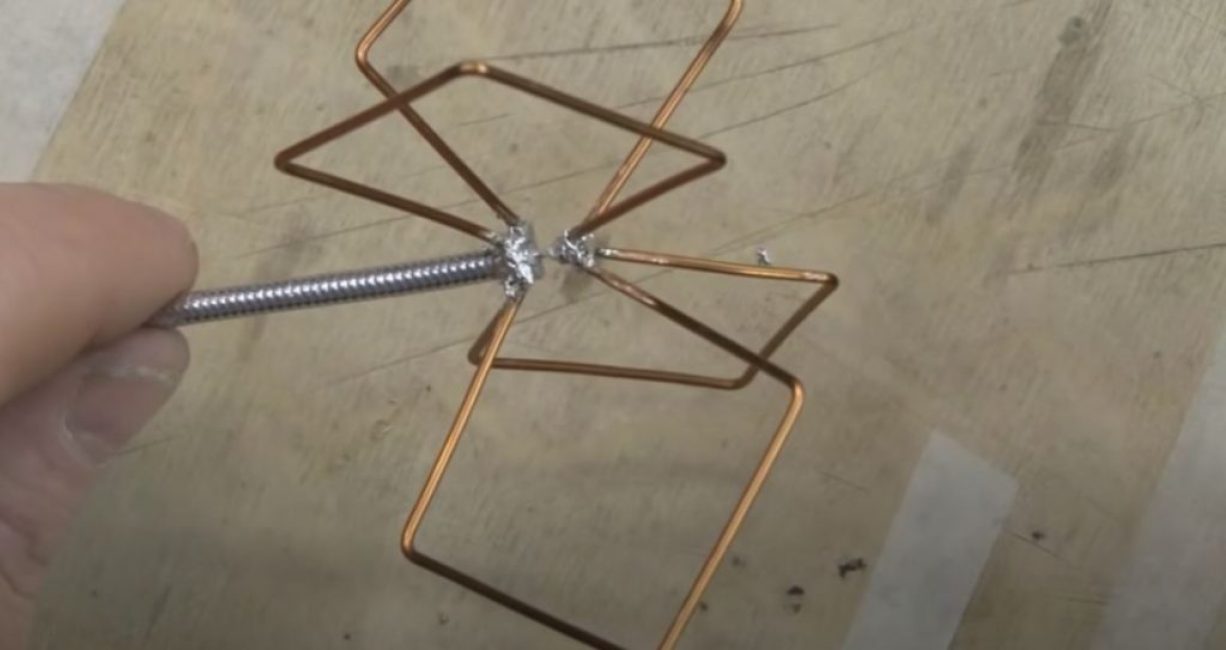 Soudez les extrémités des carrés de fil à la tresse