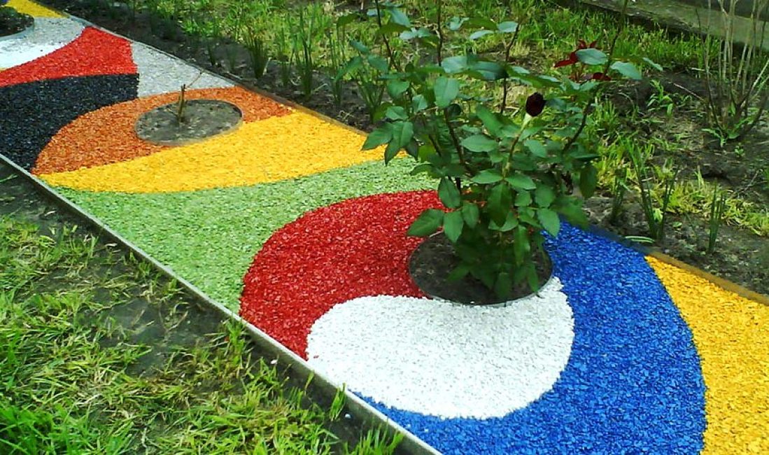 Le paillis n'est pas seulement un avantage, mais aussi une décoration.