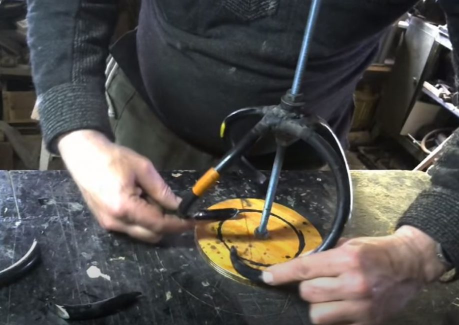 Après avoir placé la base du cultivateur sur le gabarit, nous exposons les ébauches résultantes