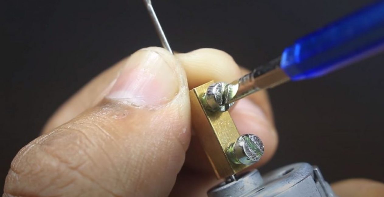 D'autre part, insérez la perceuse