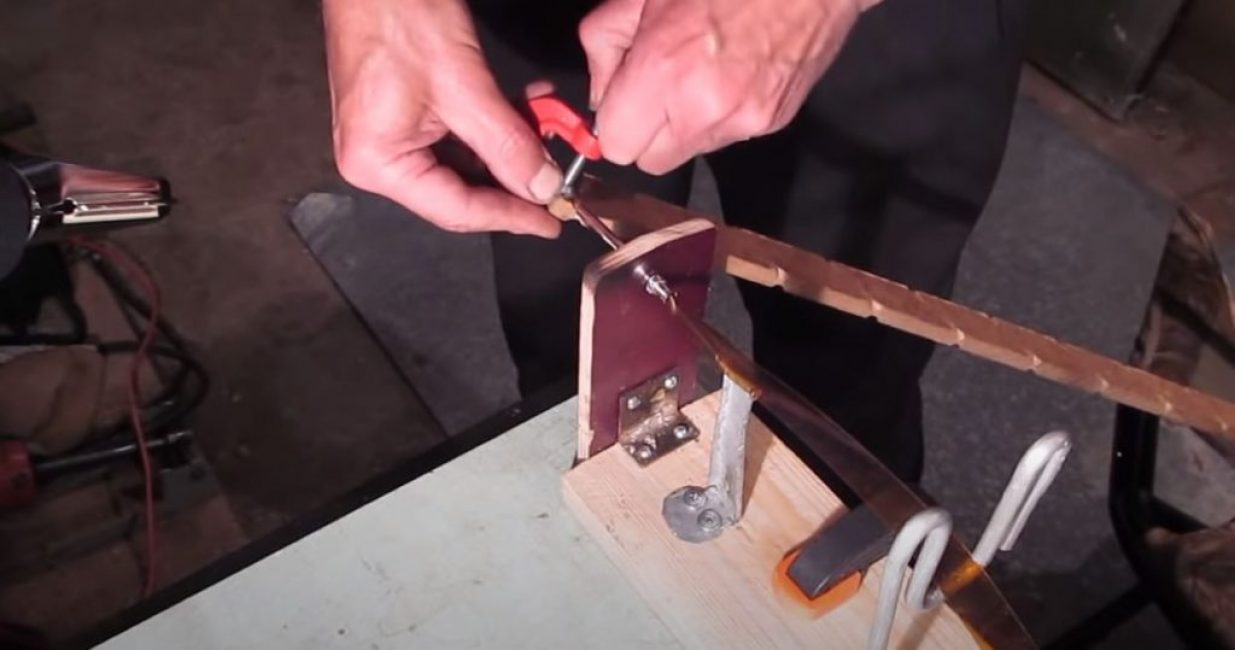 Nous étirons la bande à travers le mécanisme