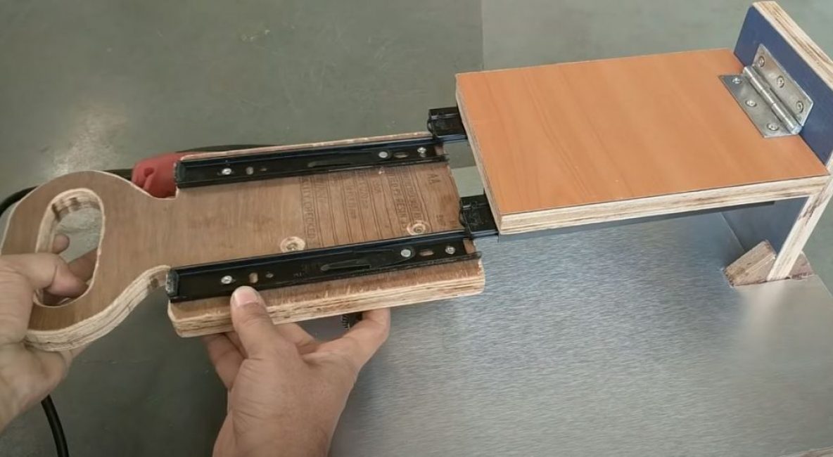 Nous connectons la base du chariot au rack avec une boucle monobloc