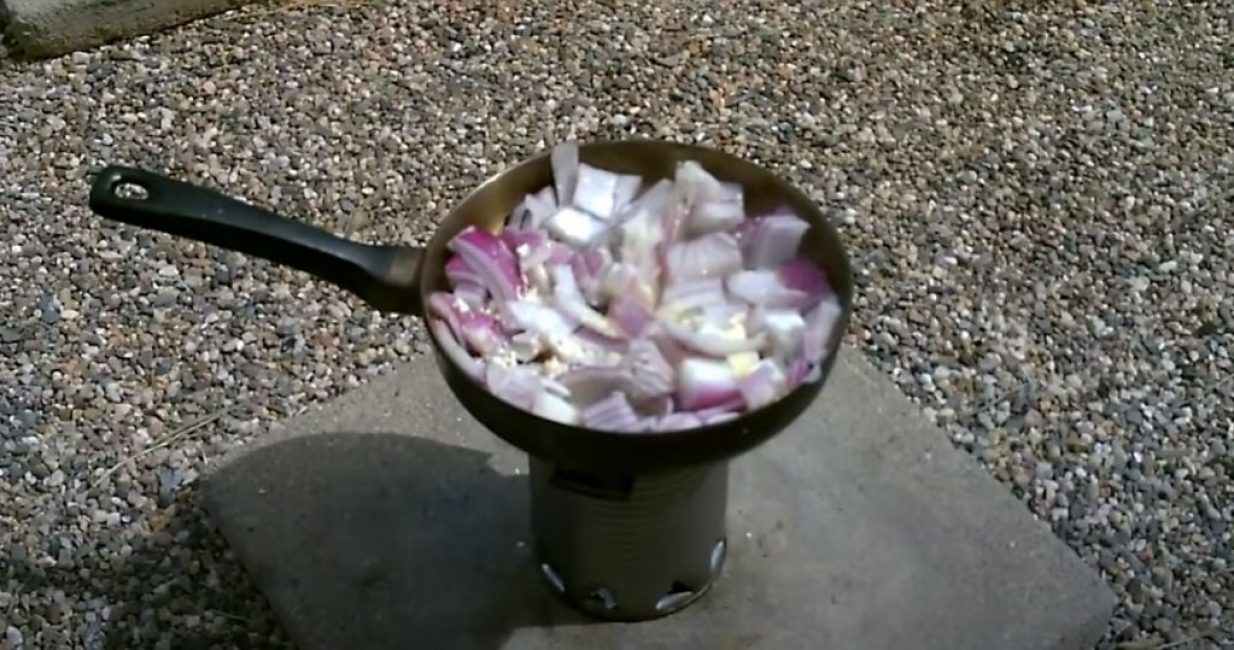Nous mettons des ustensiles de cuisine sur la cuisinière