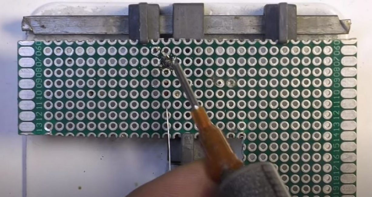 mettre un peu de pâte à souder sur le lieu de soudure