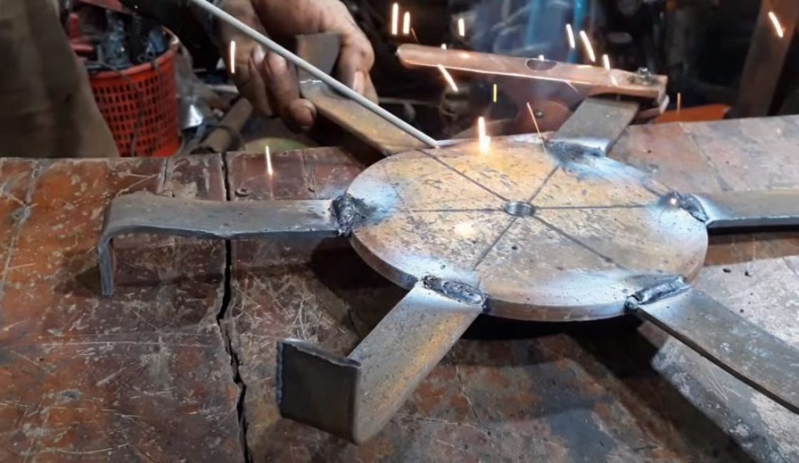 Nous plions les bords des extrémités à un angle de 90 degrés et les soudons au disque